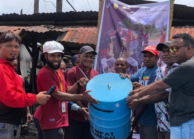 Founder Rumah Milenial Papua, Herpin O. Tabuni bersama anggota Komunitas Rumah Milenial Papua meluncurkan bak sampah di Pasar Gorong-Gorong, Jumat 29 September 2023. (Foto: Ist./Koranpapua.id)