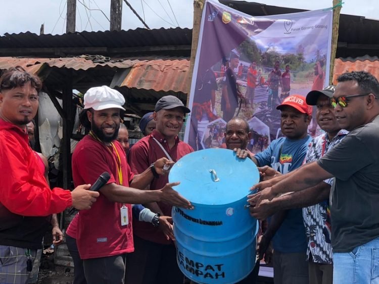Founder Rumah Milenial Papua, Herpin O. Tabuni bersama anggota Komunitas Rumah Milenial Papua meluncurkan bak sampah di Pasar Gorong-Gorong, Jumat 29 September 2023. (Foto: Ist./Koranpapua.id)