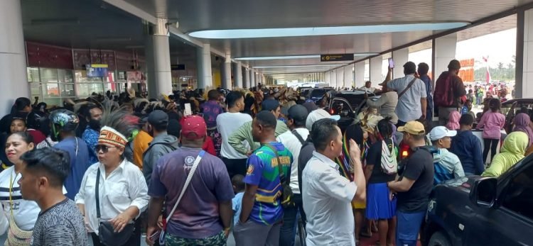 Kader Golkar dan Simpatisan Eltinus Omaleng Padati Terminal Mozes Kilangin