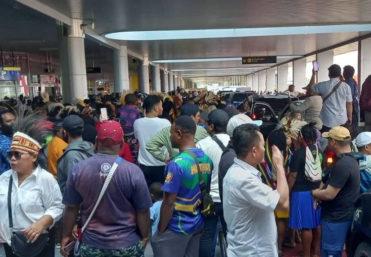 Kader Golkar dan Simpatisan Eltinus Omaleng Padati Terminal Mozes Kilangin