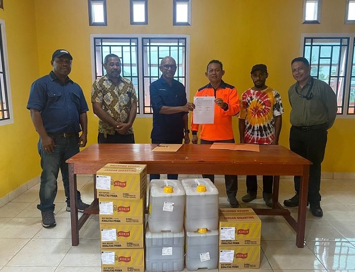 Freeport Serahkan Bantuan 520 Kg Bama untuk Korban Banjir dan Longsor di Baluni dan Jagamin