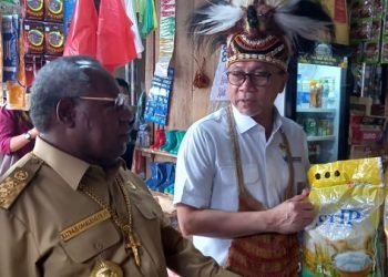 Menteri Perdagangan Zulkifli Hasan Belanja Sembako di Pasar Sentral Timika