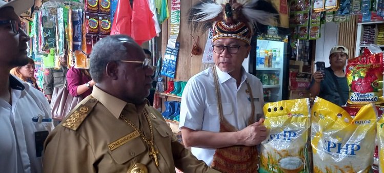 Menteri Perdagangan Zulkifli Hasan Belanja Sembako di Pasar Sentral Timika