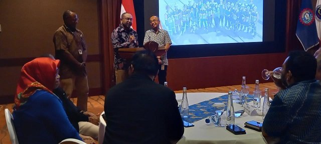 Claus Wamafma, Vice President of Community Development PTFI menyampaikan sambutan.