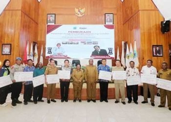 PJ Gubernur Papua Tengah Gelontorkan Rp8 Miliar Bantu Lembaga Pendidikan di Nabire