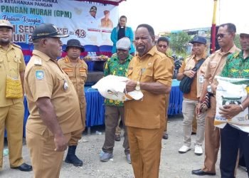 Pangan Murah Diserbu Warga, Pemkab Mimika Serahkan 20 Ton Beras dan Uang Pembinaan untuk 40 UMKM