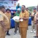 Pangan Murah Diserbu Warga, Pemkab Mimika Serahkan 20 Ton Beras dan Uang Pembinaan untuk 40 UMKM
