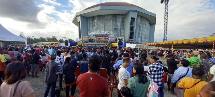 Ribuan Warga Hadiri KKR HUT ke 27 Mimika, Bupati Omaleng: Bersyukur Kepada Tuhan yang Menjadikan Mimika Kabupaten Sendiri