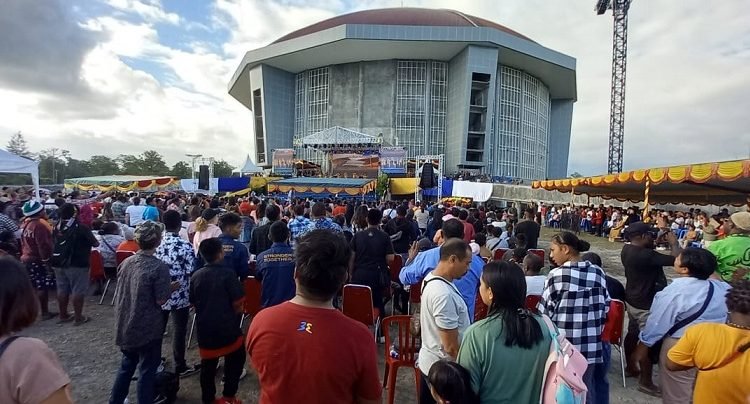 Ribuan Warga Hadiri KKR HUT ke 27 Mimika, Bupati Omaleng: Bersyukur Kepada Tuhan yang Menjadikan Mimika Kabupaten Sendiri