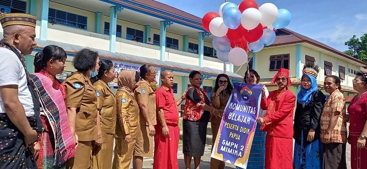 Jeni O Usmani Launching Komunitas Belajar SMPN 2 Mimika dan Pergelaran Seni Budaya P5 