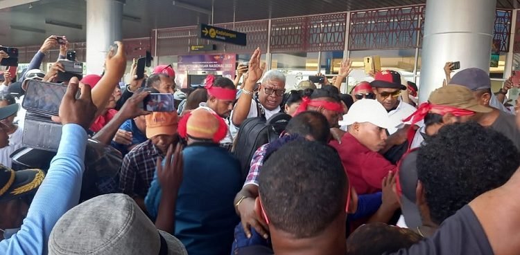 Lagu Happy Birthday To You Sambut Kedatangan Johannes Rettob 