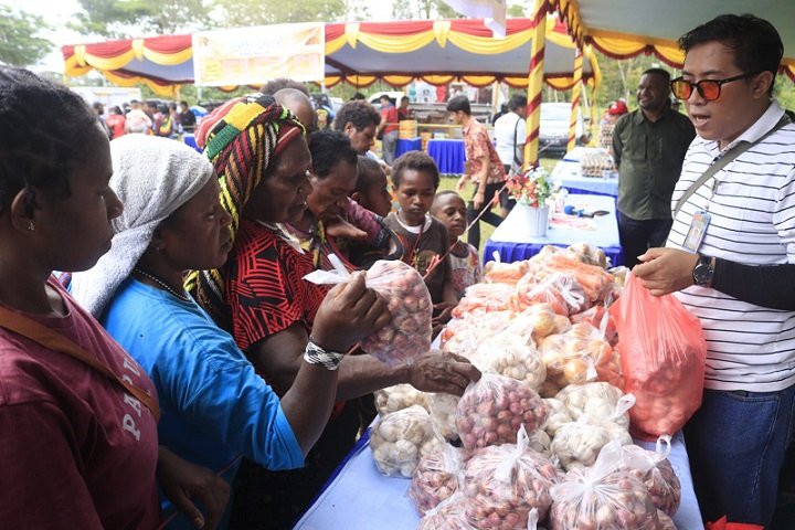 Gelar Pasar Murah di Utikini Baru, Petrus Pali: Menjangkau Kebutuhan Masyarakat OAP