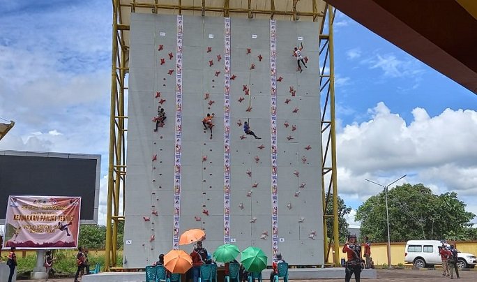 125 Atlet Adu Nyali di Kejuaraan Panjat Tebing Rebut Piala Bupati Mimika