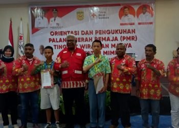 Johannes Rettob, Ketua PMI Cabang Mimika didampingi Jaconias Manusiwa, Sekretaris PMI Mimika foto bersama pembina dan dua pelajar usai menerima SK pelantikan pengurus, Rabu 25 Oktober 2023. (Foto : Redaksi/Koranpapua.id)