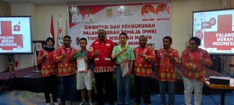 Johannes Rettob, Ketua PMI Cabang Mimika didampingi Jaconias Manusiwa, Sekretaris PMI Mimika foto bersama pembina dan dua pelajar usai menerima SK pelantikan pengurus, Rabu 25 Oktober 2023. (Foto : Redaksi/Koranpapua.id)