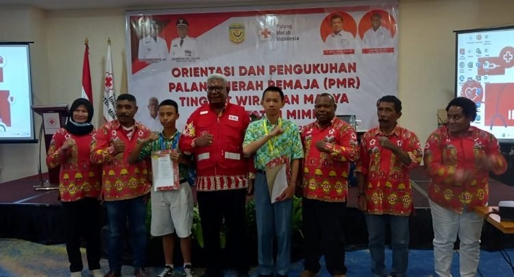 Johannes Rettob, Ketua PMI Cabang Mimika didampingi Jaconias Manusiwa, Sekretaris PMI Mimika foto bersama pembina dan dua pelajar usai menerima SK pelantikan pengurus, Rabu 25 Oktober 2023. (Foto : Redaksi/Koranpapua.id)