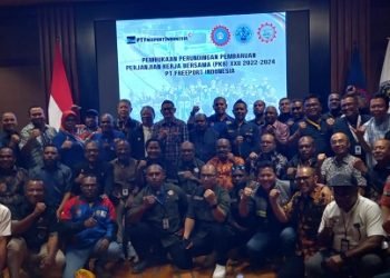 Claus Wamafma, VP of Community Development PTFI bersama jajaran manajemen PTFI, Ketua Buruh Mimika Sirhan Salilama foto bersama Kepala Dinas Tenaga Kerja Papua Tengah Jems Boray, Paulus Yanengga, Kepala Dinas Ketenaga Kerja dan Transmigrasi Mimika, tim perundingan serikat pekerja dan manajemen PTFI, Jumat 20 Oktober 2023. (Foto : Redaksi/Koranpapua.id)