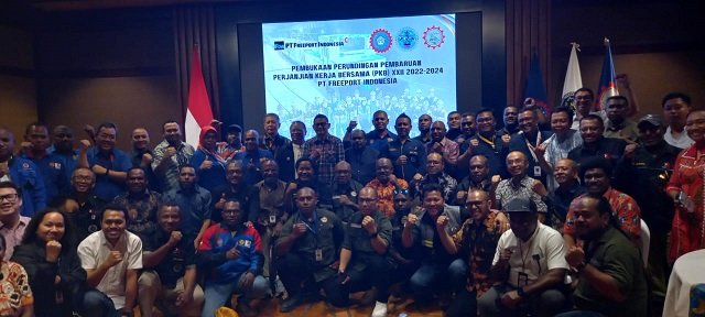 Claus Wamafma, VP of Community Development PTFI bersama jajaran manajemen PTFI, Ketua Buruh Mimika Sirhan Salilama foto bersama Kepala Dinas Tenaga Kerja Papua Tengah Jems Boray, Paulus Yanengga, Kepala Dinas Ketenaga Kerja dan Transmigrasi Mimika, tim perundingan serikat pekerja dan manajemen PTFI, Jumat 20 Oktober 2023. (Foto : Redaksi/Koranpapua.id)