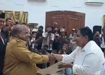 Bupati Eltinus Omaleng Serahkan 600 SK CPNS  