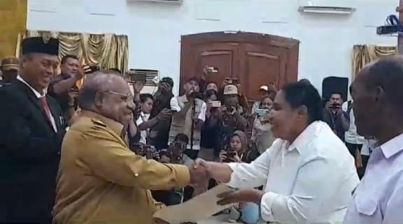 Bupati Eltinus Omaleng Serahkan 600 SK CPNS  