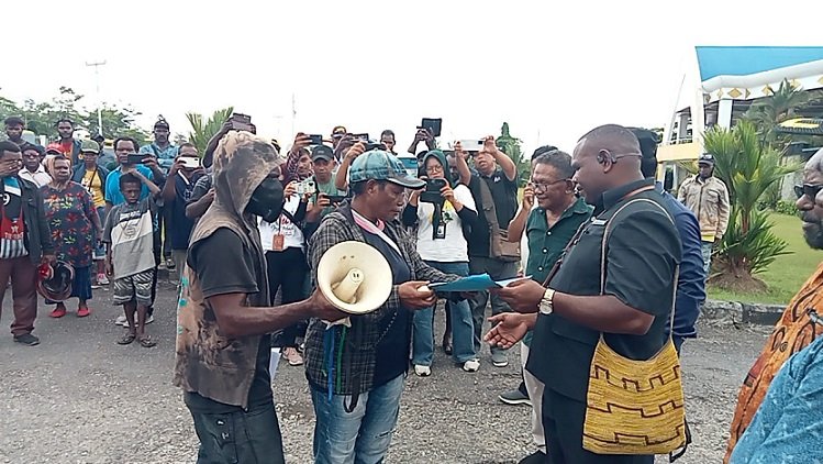 Tolak Pertambangan Migas di Agimuga, Masyarakat Adat Serahkan Enam Poin Aspirasi ke DPRD Mimika 