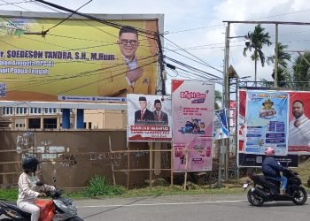 Baliho Caleg dan Capres-Cawapres yang dipasang di area Bundaran Timika Indah, Kamis 9 Oktober 2023. (Foto : Redaksi/Koranpapua.id)