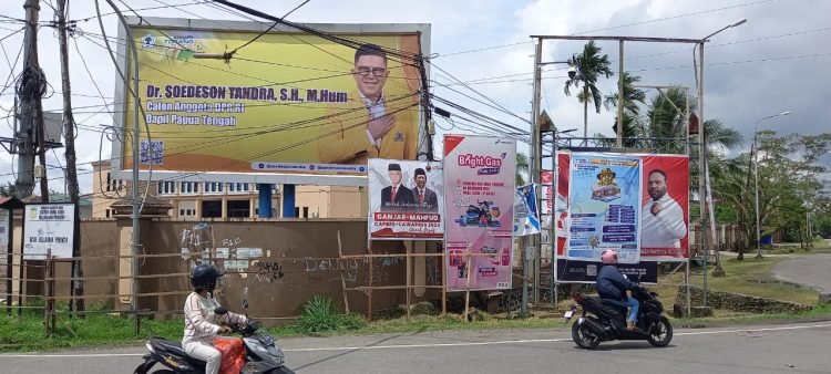 Baliho Caleg dan Capres-Cawapres yang dipasang di area Bundaran Timika Indah, Kamis 9 Oktober 2023. (Foto : Redaksi/Koranpapua.id)