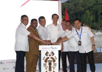 Presiden Jokowi melakukan groundbreaking PSN Kawasan Industri Pupuk Fakfak di Kabupaten Fakfak, Provinsi Papua Barat, Kamis (23/11/2023). (Foto:ist/redaksi koranpapua.id)