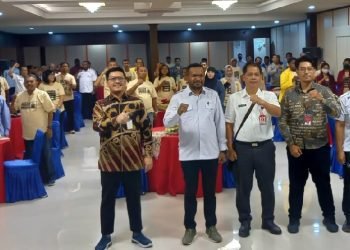 Septinus Timang, Staf Ahli Bulati Bidang Politik, Hukum dan Pemerintahan, Yan Slamet Purba, Kepala Bakesbangpol, narasumber dan Lukas Luli Lasang, Kabid Politik Bakesbangpol Mimika foto bersama peserta usai acara pembukaan, Rabu 14 November 2023. (Foto : Redaksi/Koranpapua.id)