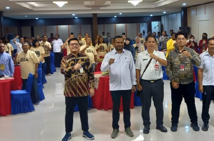 Septinus Timang, Staf Ahli Bulati Bidang Politik, Hukum dan Pemerintahan, Yan Slamet Purba, Kepala Bakesbangpol, narasumber dan Lukas Luli Lasang, Kabid Politik Bakesbangpol Mimika foto bersama peserta usai acara pembukaan, Rabu 14 November 2023. (Foto : Redaksi/Koranpapua.id)