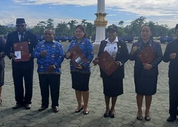 Bupati Eltinus Omaleng foto bersama penerima Satyalancana Karya Satya usai penyerahan, Rabu 29 November 2023. (Foto : Redaksi/Koranpapua.id)