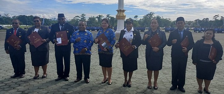 Bupati Eltinus Omaleng foto bersama penerima Satyalancana Karya Satya usai penyerahan, Rabu 29 November 2023. (Foto : Redaksi/Koranpapua.id)