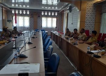 Rapat koordinasi Pansus Beasisiswa Pokja Papua Tengah dengan Pemda Mimika di ruang rapat Bappeda Mimika, Selasa 21 November 2023. (Foto : Ist./ Koranpapua.id)