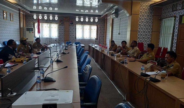Rapat koordinasi Pansus Beasisiswa Pokja Papua Tengah dengan Pemda Mimika di ruang rapat Bappeda Mimika, Selasa 21 November 2023. (Foto : Ist./ Koranpapua.id)
