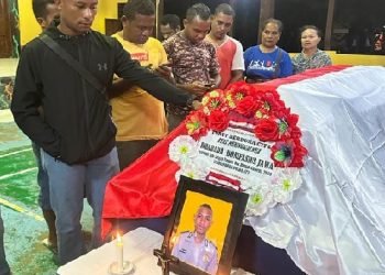 Keluarga dan kerabat kenalan Flobamora Timika saat mendampingi almarhum Anumerta Bonifasius Jawa ketika disemayam di Mako Brimob Timika sebelum almarhum diterbangkan ke kampung halamannya di Magulewa, Kabupaten Ngada, NTT. (foto Ist/koranpapua.id)