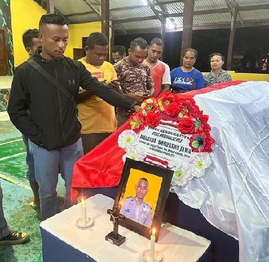 Keluarga dan kerabat kenalan Flobamora Timika saat mendampingi almarhum Anumerta Bonifasius Jawa ketika disemayam di Mako Brimob Timika sebelum almarhum diterbangkan ke kampung halamannya di Magulewa, Kabupaten Ngada, NTT. (foto Ist/koranpapua.id)