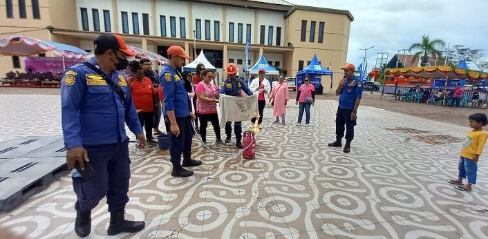 Kompor Meledak Jangan Panik, Damkar BPBD Mimika Kasih Solusinya 