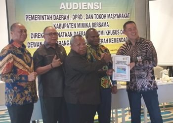 Valentinus S. Sumito Terima Dokumen Usulan Pembentukan DOB Provinsi Nemangkawi  
