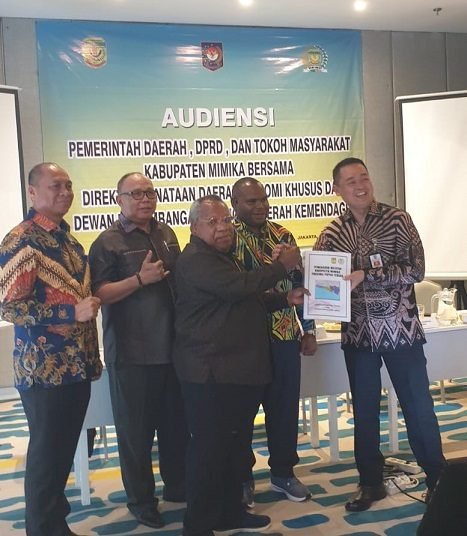 Valentinus S. Sumito Terima Dokumen Usulan Pembentukan DOB Provinsi Nemangkawi  