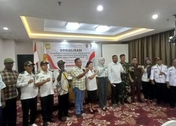 Lurah, kepala kampung foto bersama Septinus Timang, Staf Ahli Bupati Mimika, Sekretaris Bakesbangpol Mimika, panitia dan pemateri setelah pembukaan, Rabu 22 November 2023. (Foto : Redaksi/Koranpapua.id)
