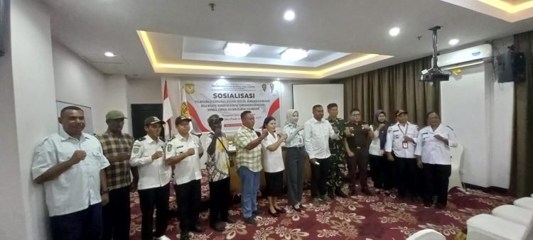 Lurah, kepala kampung foto bersama Septinus Timang, Staf Ahli Bupati Mimika, Sekretaris Bakesbangpol Mimika, panitia dan pemateri setelah pembukaan, Rabu 22 November 2023. (Foto : Redaksi/Koranpapua.id)