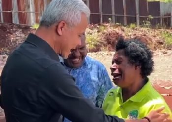 Mama Wati menangis bahagia saat Ganjar Pranowo berkunjung ke rumah doa di Waena, Jayapura, Rabu 22 November 2023. (foto Ist/koranpapua.id)