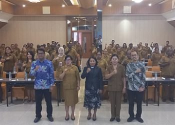 Miyarno, Korwas P3A BPK Perwakilan Papua, Hendritte W. Tandiono, Asisten Bidang Administrasi, Irban 4 Mimika, Agustina Kombong foto bersama peserta usai pembukaan, Senin 27 November 2023. (Foto : Redaksi/Koranpapua.id)