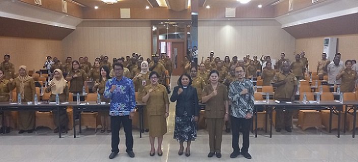Miyarno, Korwas P3A BPK Perwakilan Papua, Hendritte W. Tandiono, Asisten Bidang Administrasi, Irban 4 Mimika, Agustina Kombong foto bersama peserta usai pembukaan, Senin 27 November 2023. (Foto : Redaksi/Koranpapua.id)