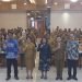 Miyarno, Korwas P3A BPK Perwakilan Papua, Hendritte W. Tandiono, Asisten Bidang Administrasi, Irban 4 Mimika, Agustina Kombong foto bersama peserta usai pembukaan, Senin 27 November 2023. (Foto : Redaksi/Koranpapua.id)