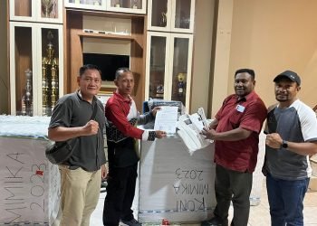 Simon Kasamol, Ketua Harian KONI Mimika menyerahkan peralatan tanding Cabor kepada Ketua Pengcab Jiujitsu di Kantor KONI, Jumat 24 November 2023. (Foto : Redaksi/Koranpapua.id)