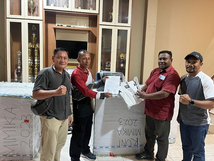 Simon Kasamol, Ketua Harian KONI Mimika menyerahkan peralatan tanding Cabor kepada Ketua Pengcab Jiujitsu di Kantor KONI, Jumat 24 November 2023. (Foto : Redaksi/Koranpapua.id)
