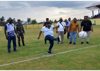 Bupati Eltinus Omaleng menendang bola perdana pada pembukaan kompetisi ASKAB SPSI Mimika 2023, Sabtu 25 November 2023. (Foto : Redaksi/Koranpapua.id)