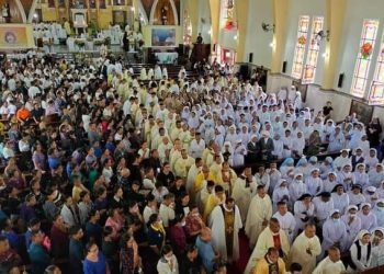 Barisan para imam dan biarawan-biarawati serta umat Keuskupan Agung Ende berjalan menuju pintu keluar Gereja Katedral Ende usai misa requem mengantar jenazah Uskup Agung Ende Mgr Vincentius Sensi Potokota,Pr ke tempat pemakaman di Istana Keuskupan di Ndona, Kamis 23 November 2023. (Foto : Ist./Koranpapua.id)