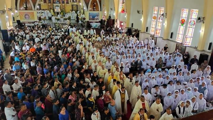 Barisan para imam dan biarawan-biarawati serta umat Keuskupan Agung Ende berjalan menuju pintu keluar Gereja Katedral Ende usai misa requem mengantar jenazah Uskup Agung Ende Mgr Vincentius Sensi Potokota,Pr ke tempat pemakaman di Istana Keuskupan di Ndona, Kamis 23 November 2023. (Foto : Ist./Koranpapua.id)